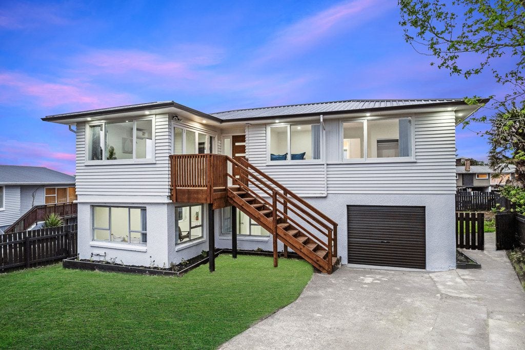 12 Ozich Avenue, Te Atatu South, Auckland - Carousel 2