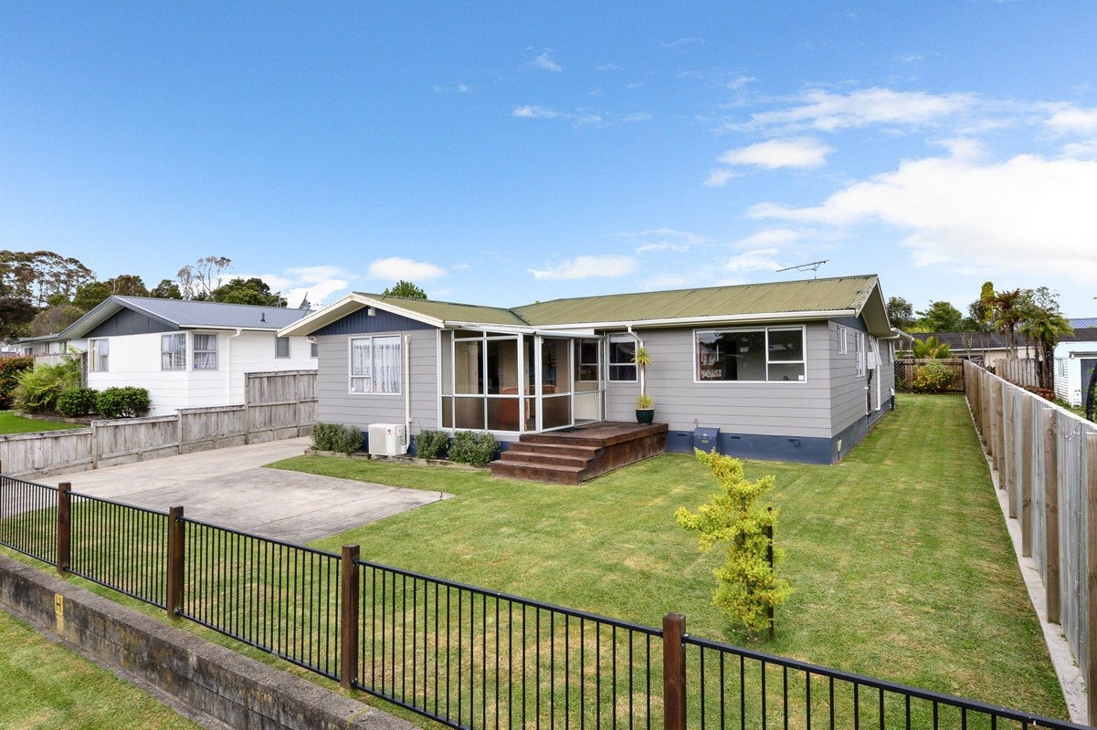 12 Lansdowne Crescent, Glenview, Hamilton - Carousel 1
