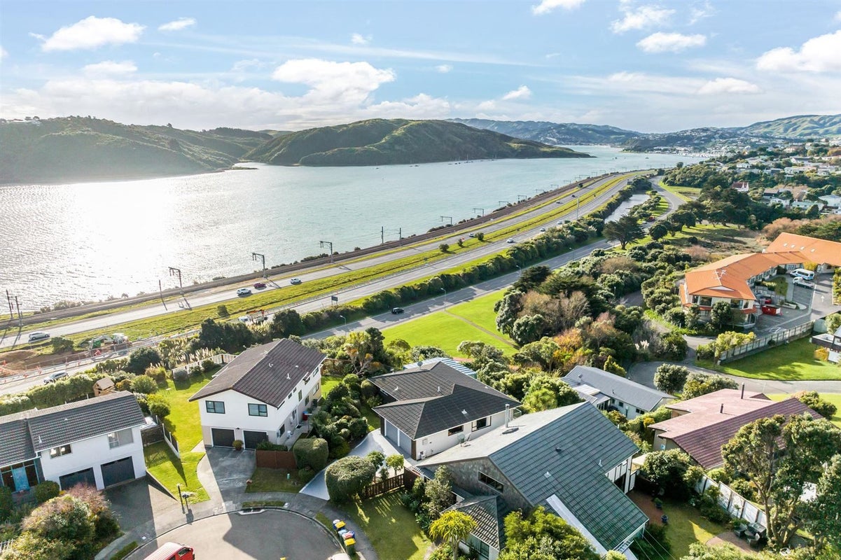6 Thurso Grove, Papakowhai, Porirua - Carousel 2