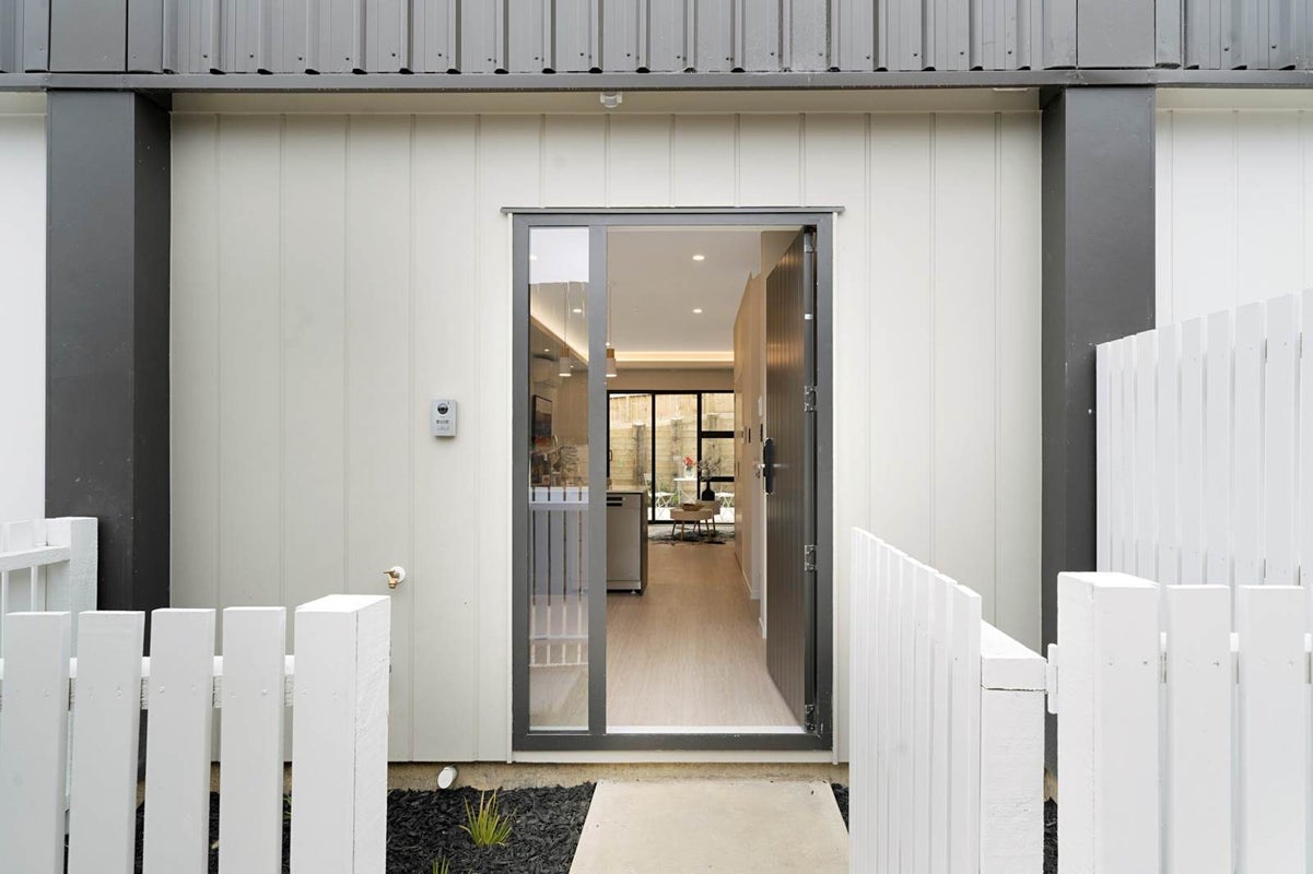 2/52 Newington Road, Henderson, Auckland - Carousel 1