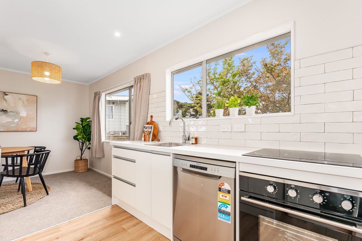 12 Gaff Place, Whitby, Porirua - Carousel 2