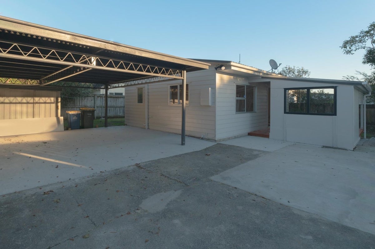 1/664 Te Atatu Road, Te Atatu Peninsula, Auckland - Carousel 2