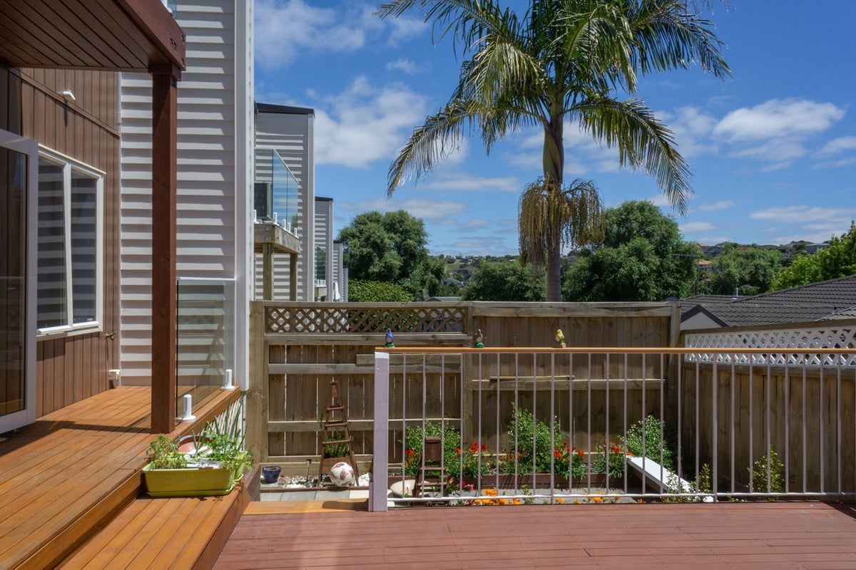 6/14 Fields Parade, Oteha, Auckland - Carousel 1