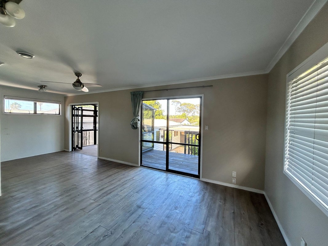 17 Tomintoul Place, Highland Park, Auckland - Carousel 2