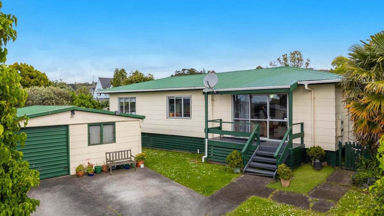 7 Oreti Place, Clover Park, Auckland - Carousel 1