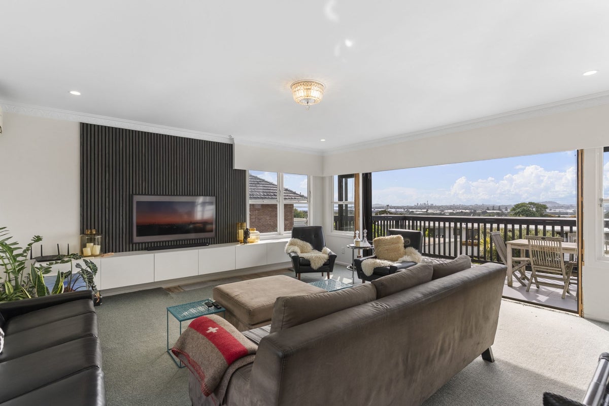 29 Te Atatu Road, Te Atatu South, Auckland - Carousel 2