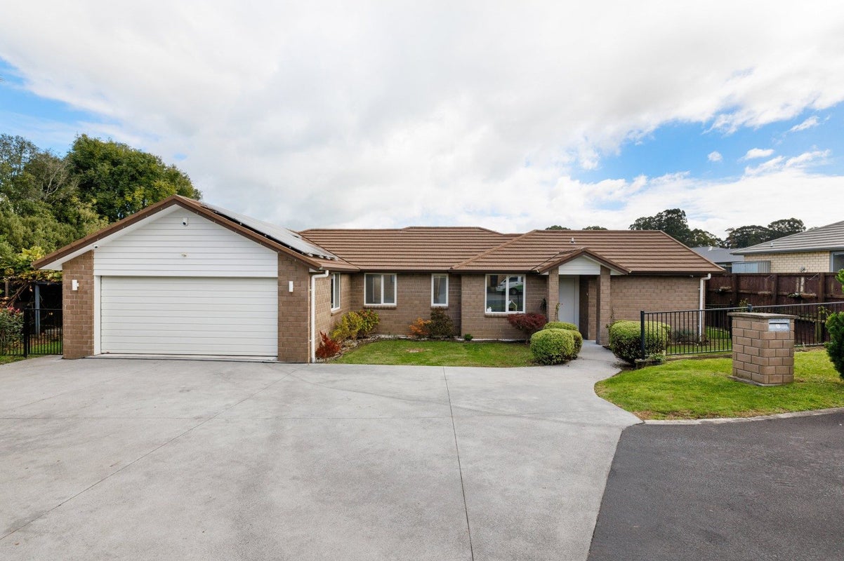6 Cabourne Drive, Glenview, Hamilton - Carousel 2