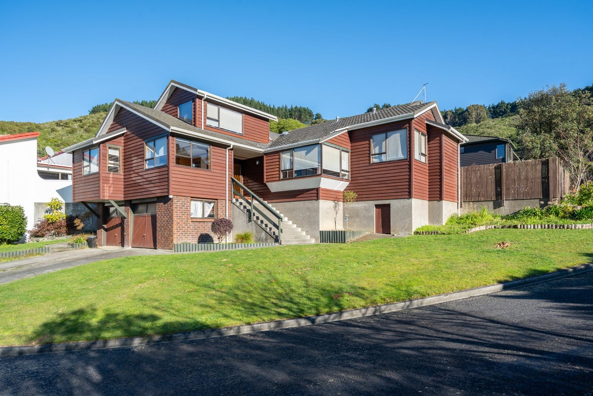 11 Duval Grove, Tawa, Wellington - Carousel 1