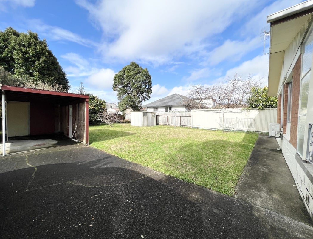 2/3 Pinedale Place, Henderson, Auckland - Carousel 11