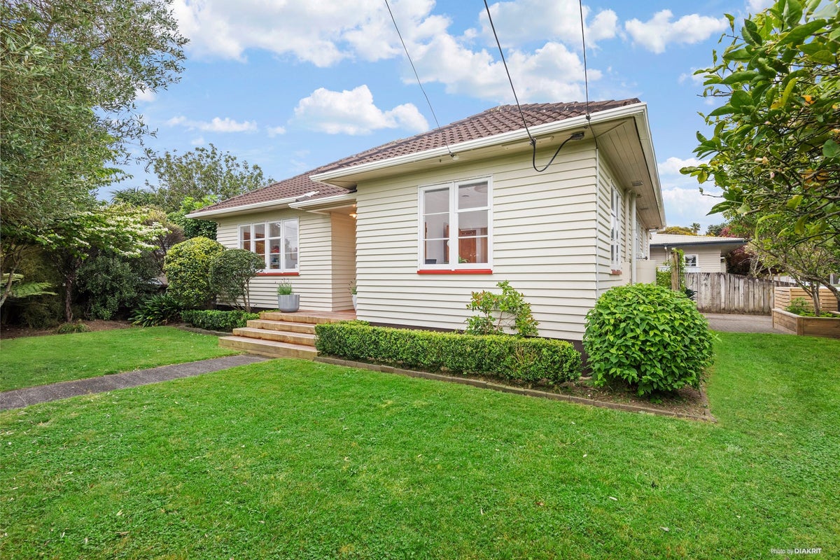 31 Yeovil Road, Te Atatu Peninsula, Auckland - Carousel 2