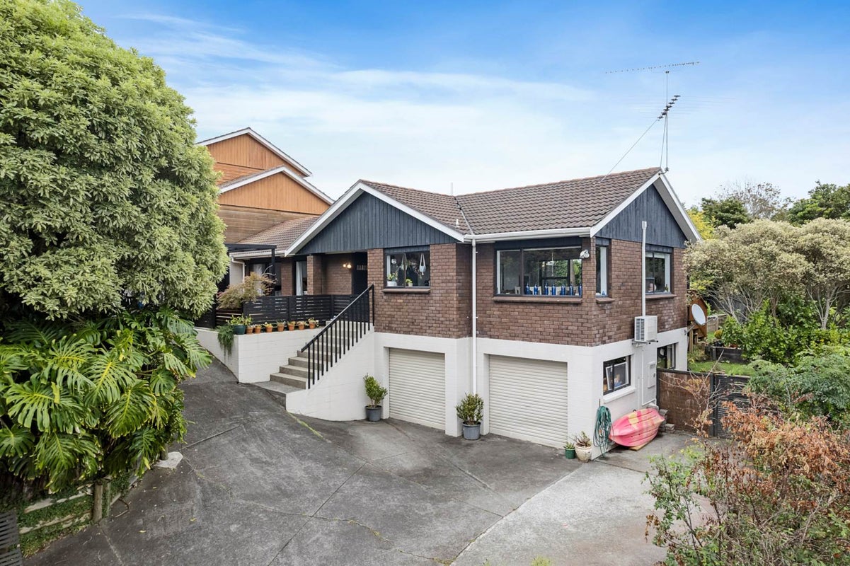 1/10 Tiri View Place, Waiake, Auckland - Carousel 1