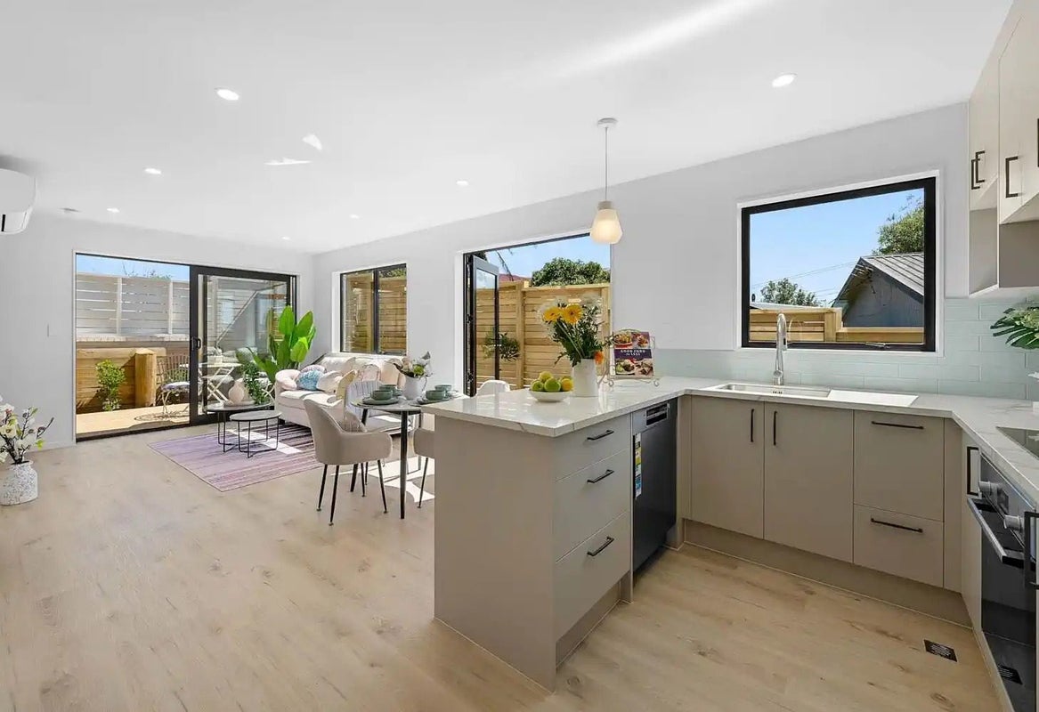 18 Mataura Place, Clover Park, Auckland - Carousel 1