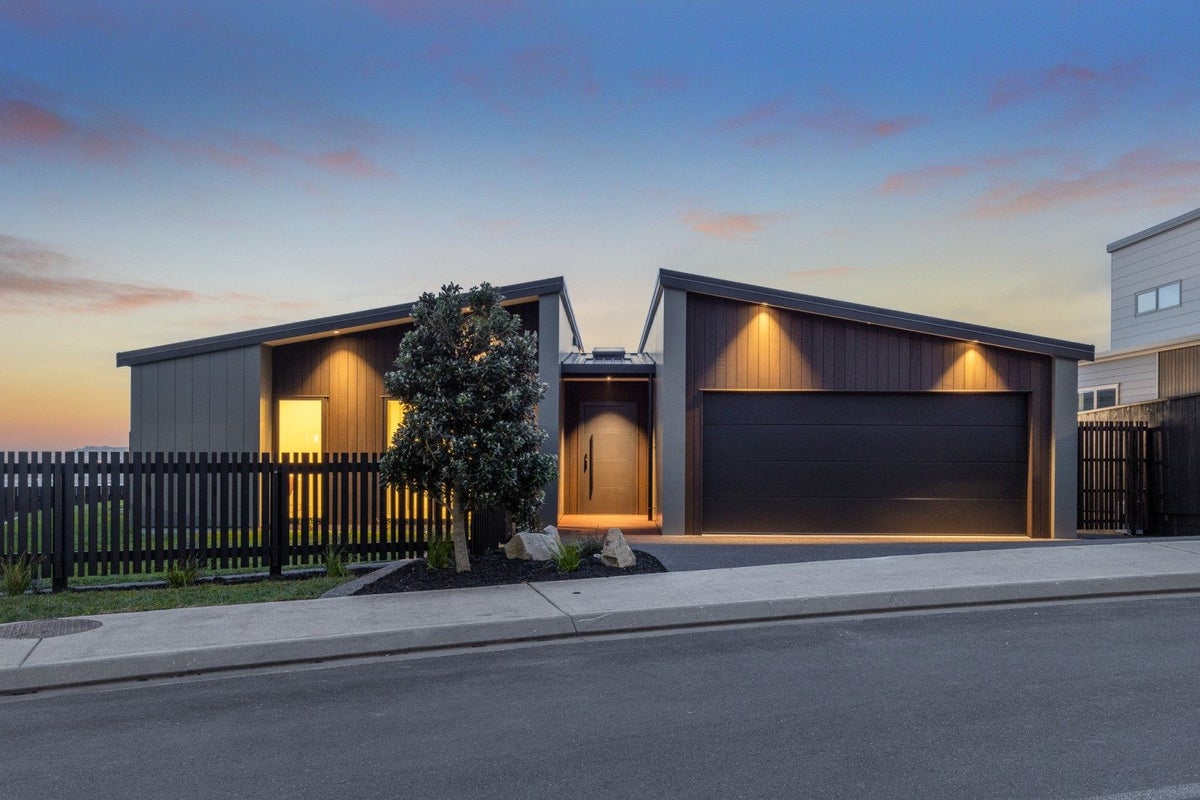 6 Okupe Grove, Aotea, Porirua - Carousel 2