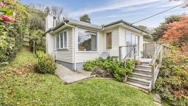 18 Tawa Terrace, Tawa, Wellington - Carousel 1