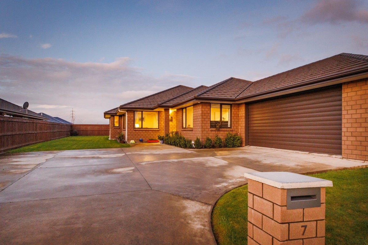 7 Cyprus Place, Fitzherbert, Palmerston North - Carousel 2