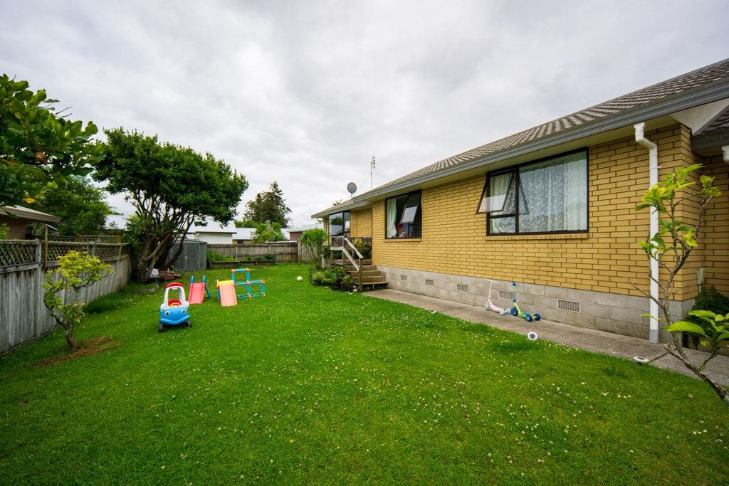 98 Dixon Road, Glenview, Hamilton - Carousel 2