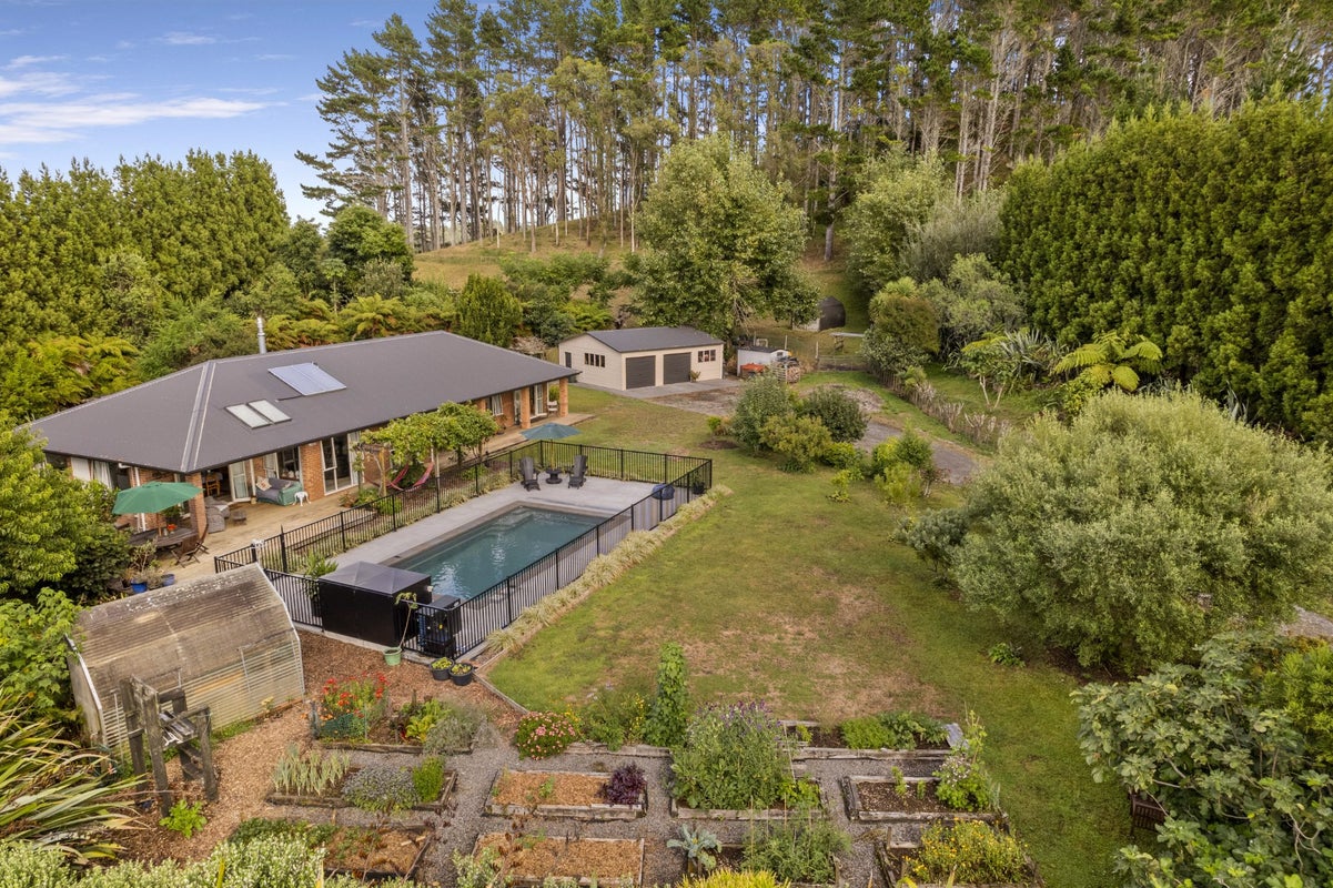 1096 Egmont Road, Egmont Village, New Plymouth - Carousel 1