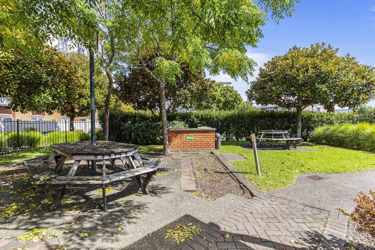 5E/10 Crown Lynn Place, New Lynn, Waitakere City, Auckland - Carousel 2