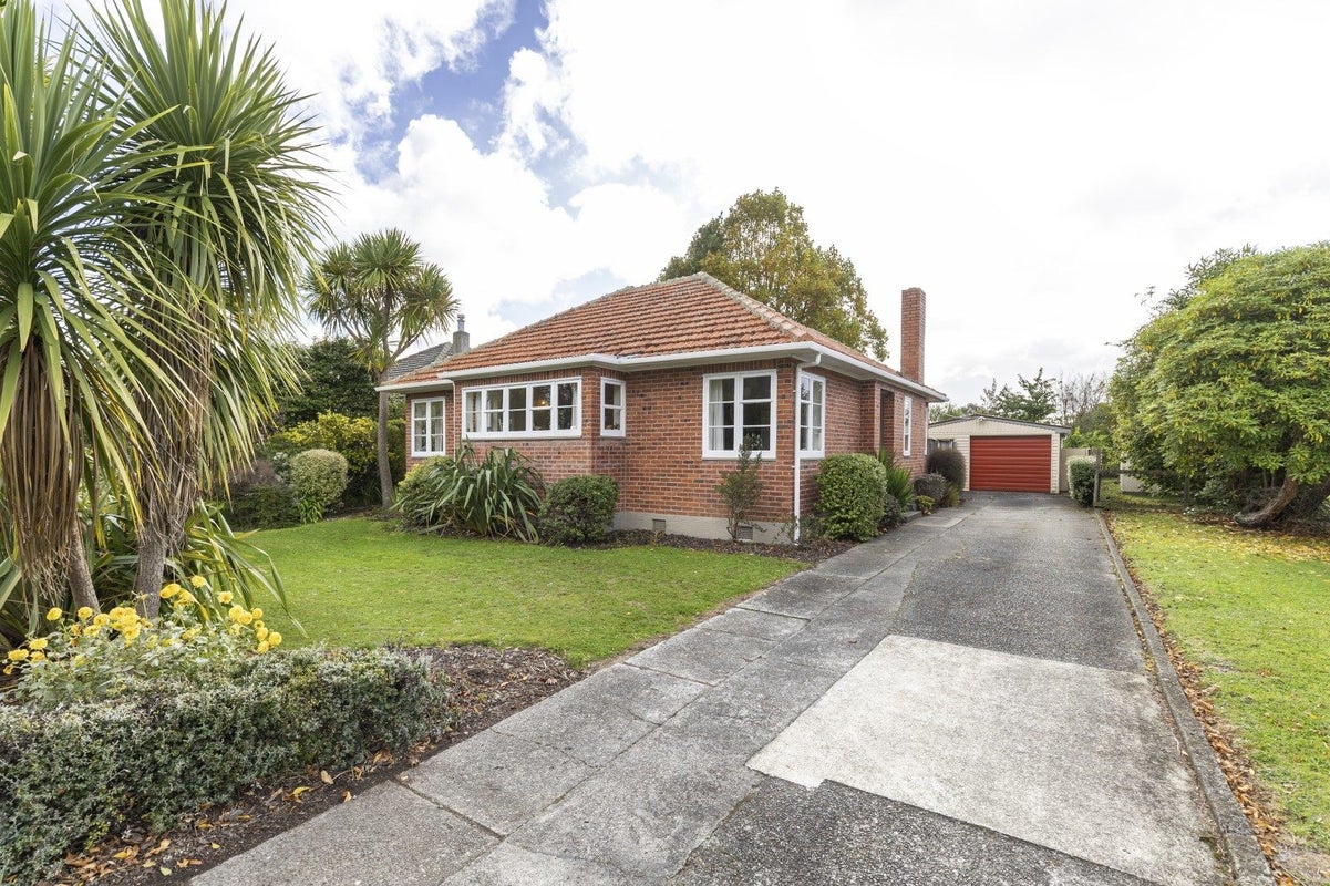 54 Savage Crescent, West End, Palmerston North - Carousel 1