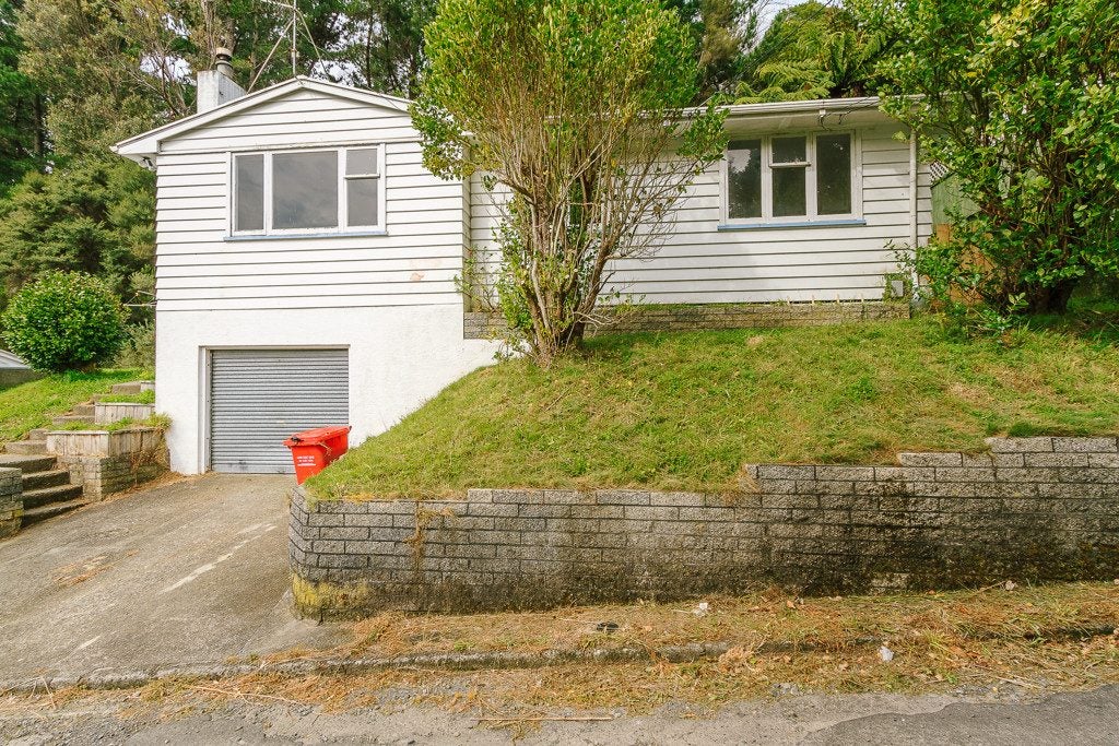 8 Thomson Grove, Stokes Valley, Lower Hutt - Carousel 1