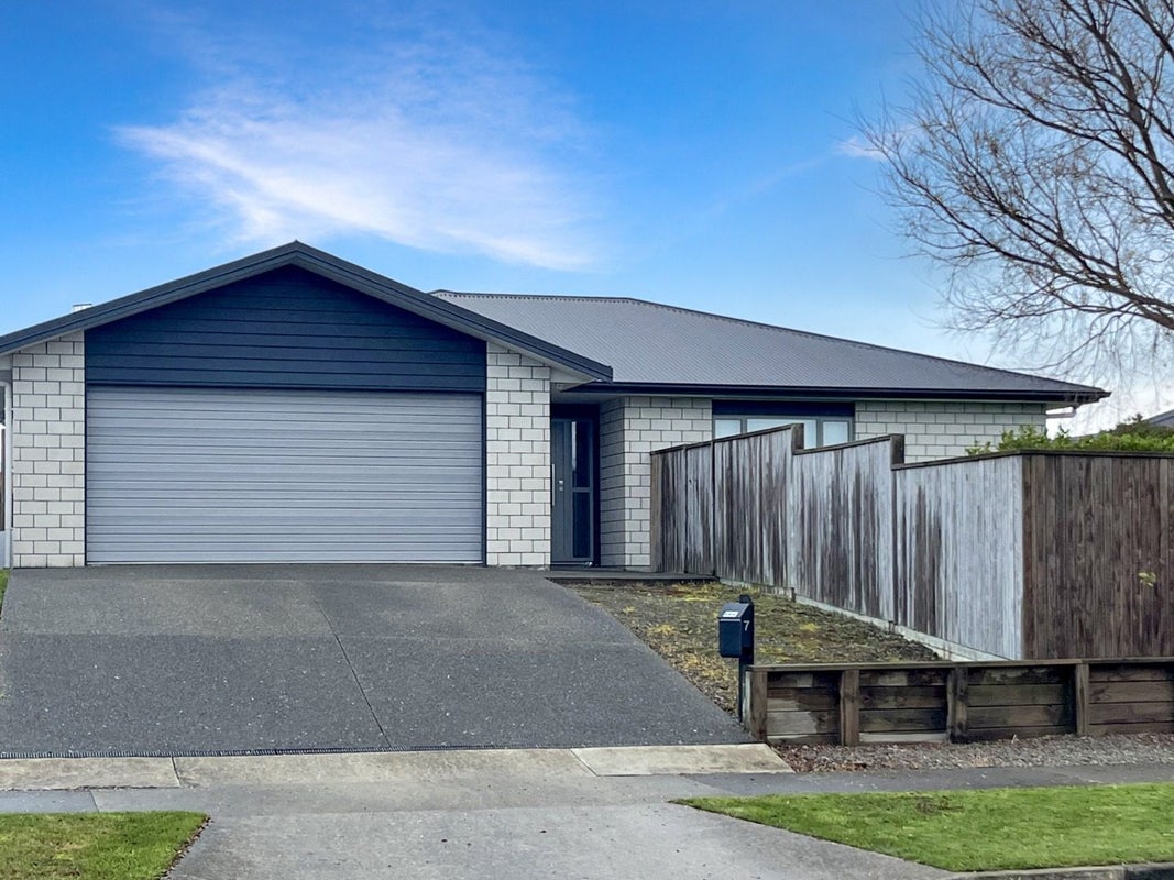 7 Monaco Grove, Fitzherbert, Palmerston North - Carousel 1