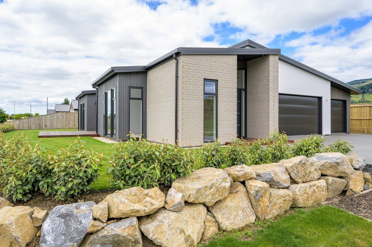 38 Greenway Crescent, Hope, Richmond - Carousel 1