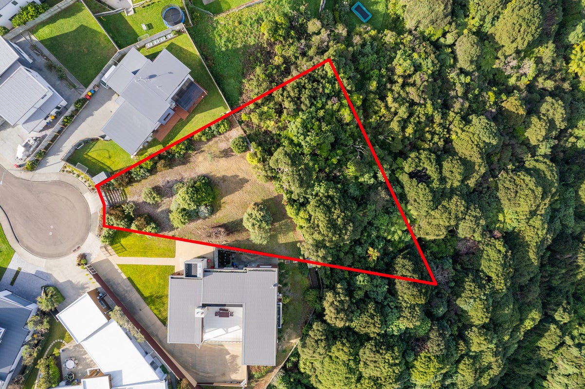 7 Lily Close, Camborne, Porirua - Carousel 1