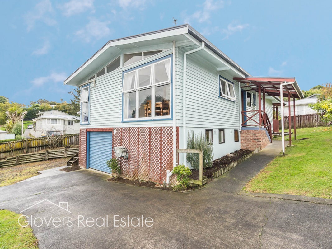 5 Thuja Street, Green Bay, Auckland - Carousel 1