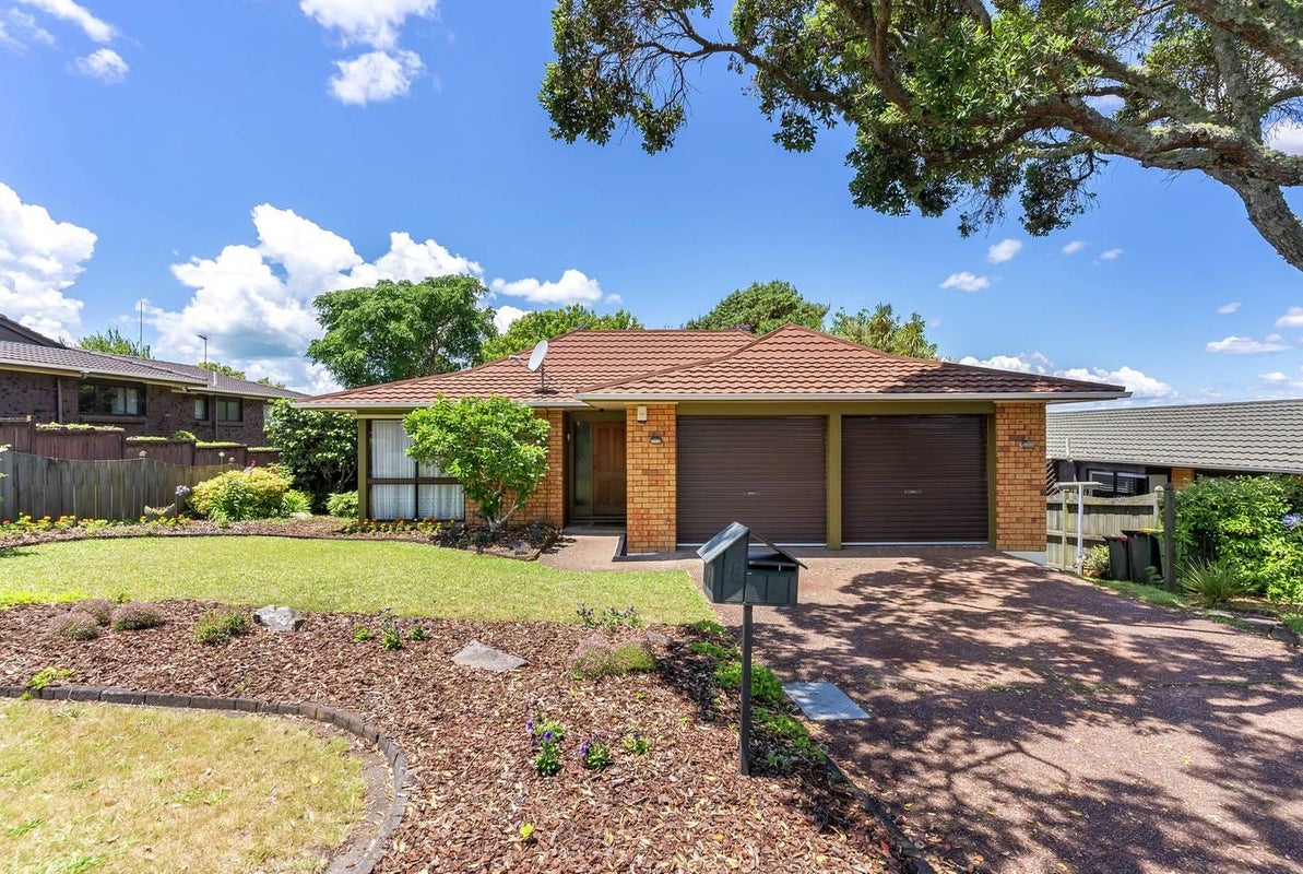 15 Mark Edward Drive, Half Moon Bay, Auckland - Carousel 1