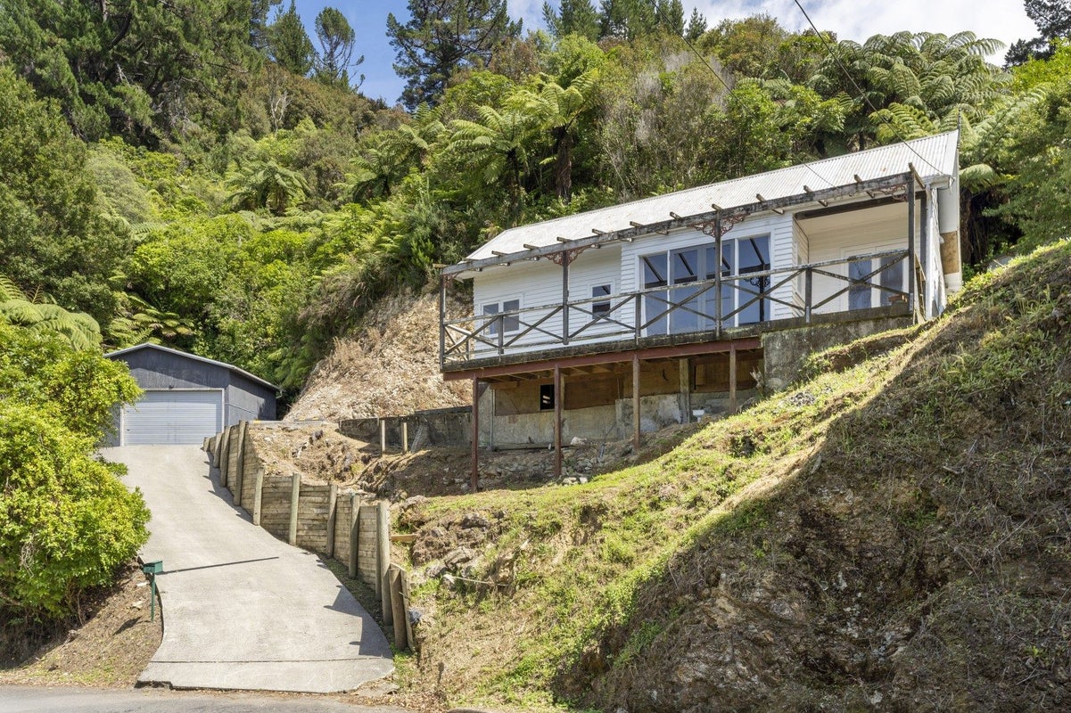 84 Wyndham Road, Pinehaven, Upper Hutt - Carousel 2