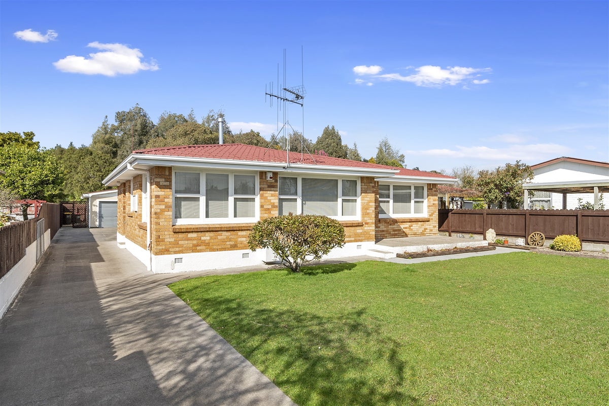88 Masters Avenue, Hillcrest, Hamilton - Carousel 1