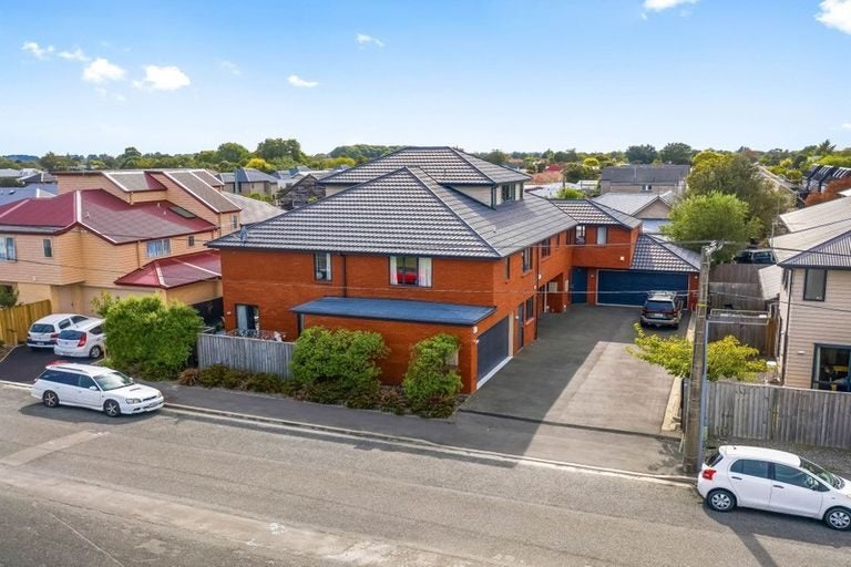 70B Packe Street, Edgeware, Christchurch - Carousel 1
