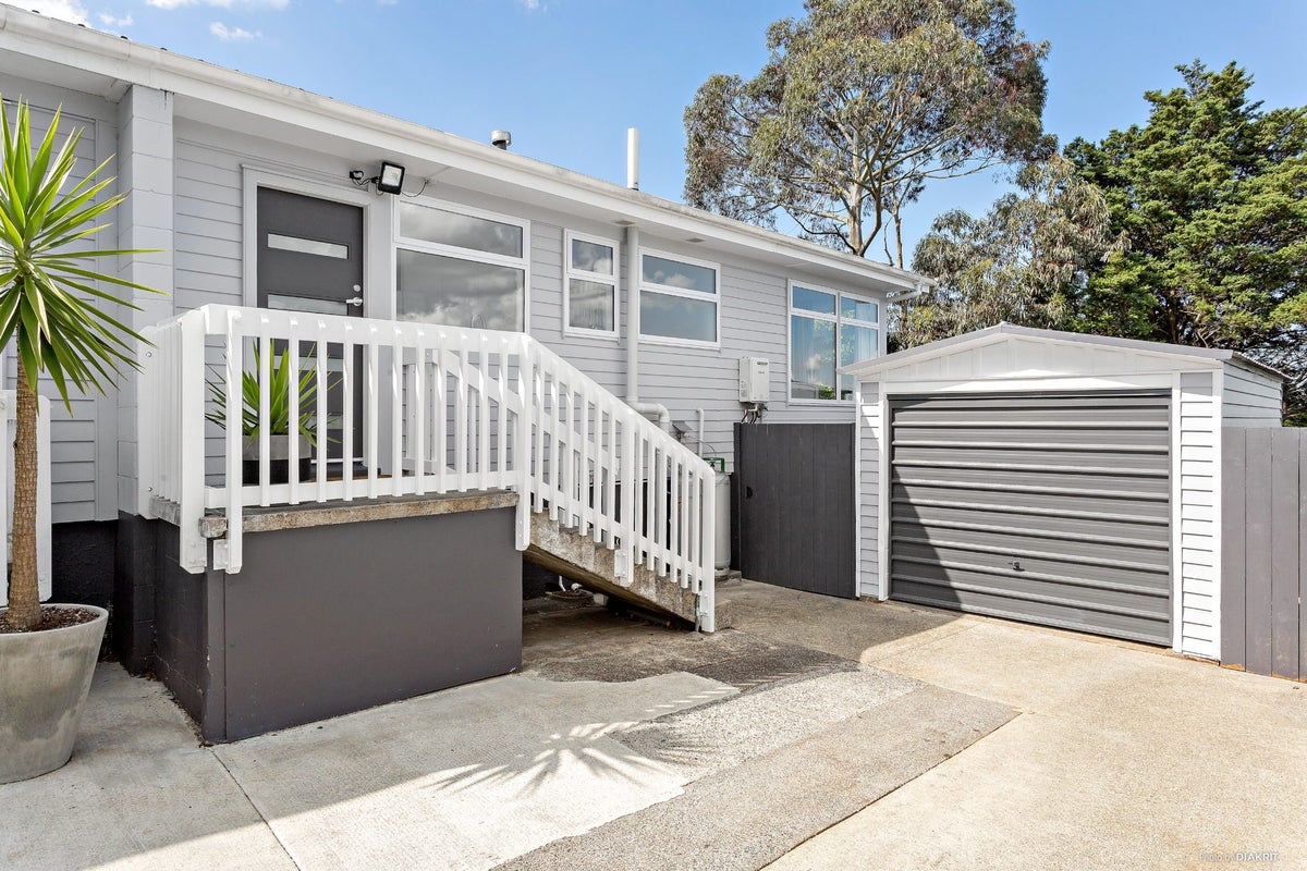 2/4 Tahatai Street, Otahuhu, Auckland - Carousel 1