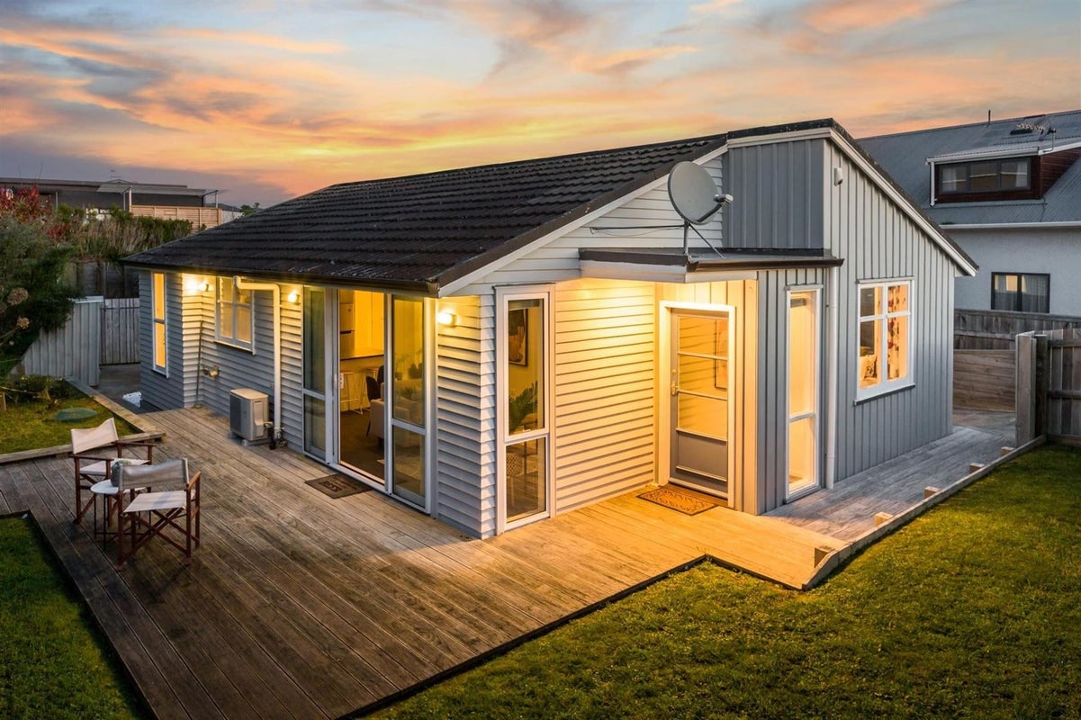 51 Kapiti Crescent, Titahi Bay, Porirua - Carousel 1