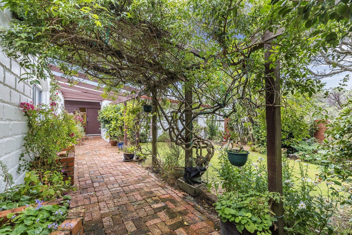 8 Downing Street, Crofton Downs, Wellington - Carousel 1