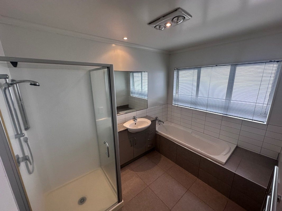 4/10 Salford Crescent, Flat Bush, Auckland - Carousel 9