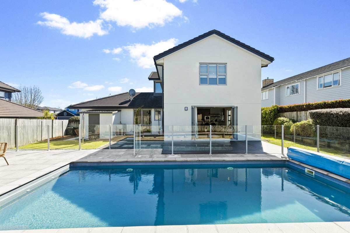 6 Fountain AVEnue, Karaka, Papakura - Carousel 2