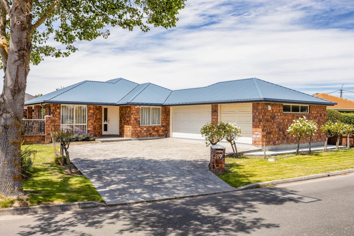19 Baltimore Green, Shirley, Christchurch - Carousel 1