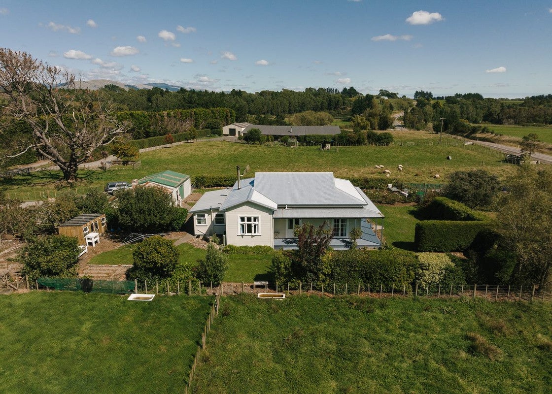 40 Turitea Road, Fitzherbert, Palmerston North - Carousel 2