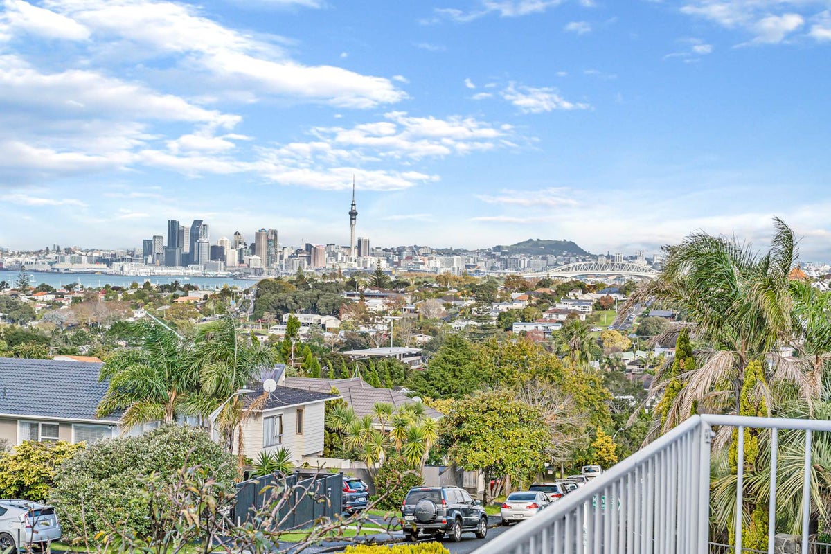 2/1 Kaihu Street, Northcote, Auckland - Carousel 2