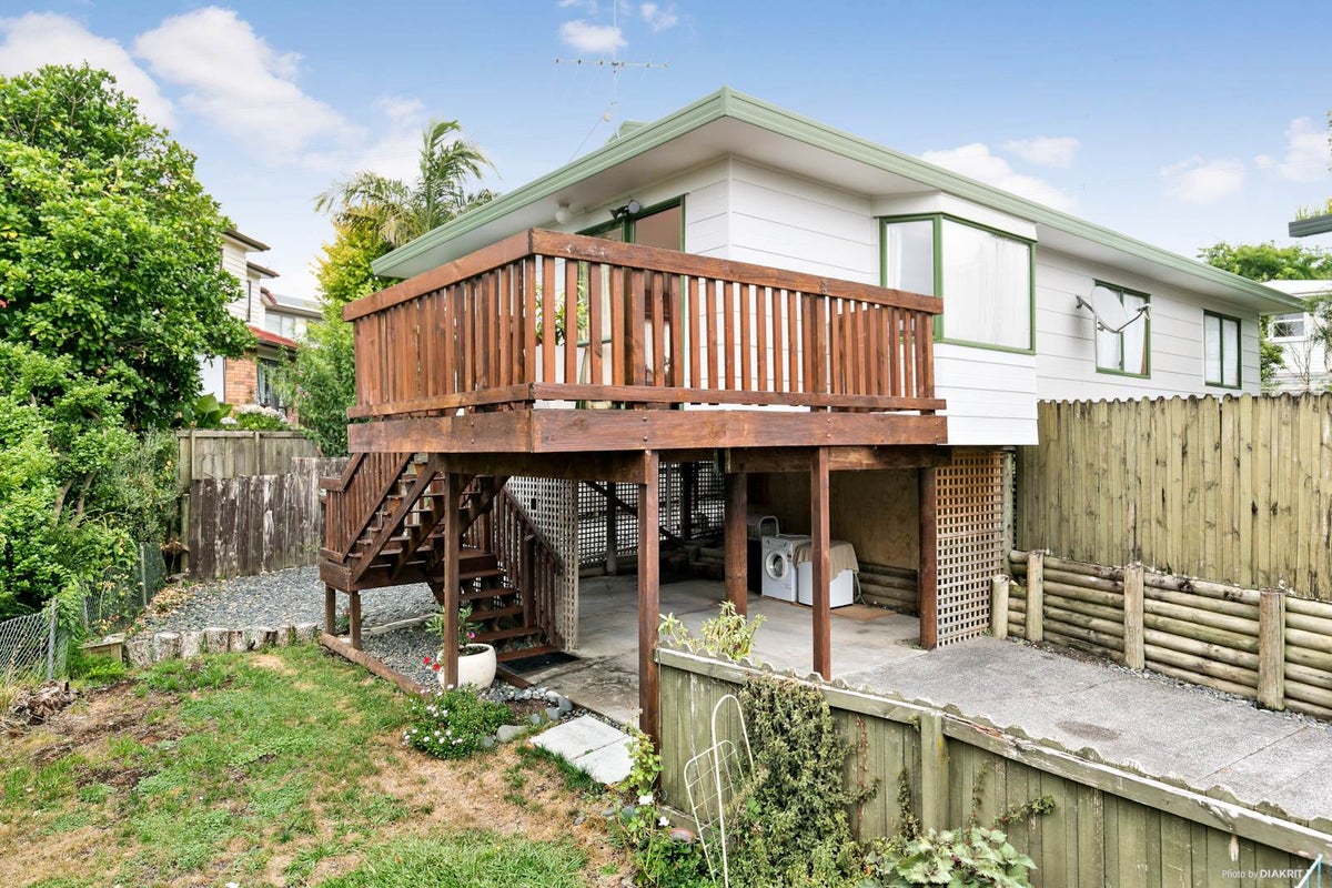 7B Caronia Crescent, Lynfield, Auckland - Carousel 1
