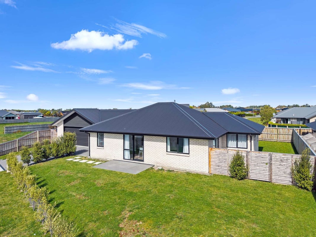 31 Kingfisher Avenue, Amberley, Amberley - Carousel 2