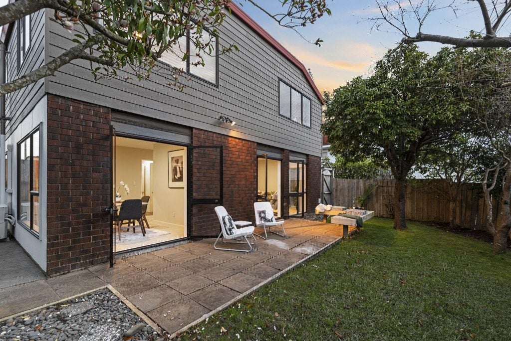 2/14 Aramoana Avenue, Devonport, Auckland - Carousel 1