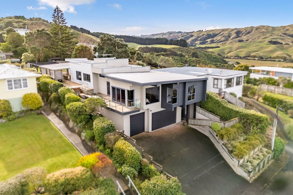11 Corlett Road, Plimmerton, Porirua - Carousel 1