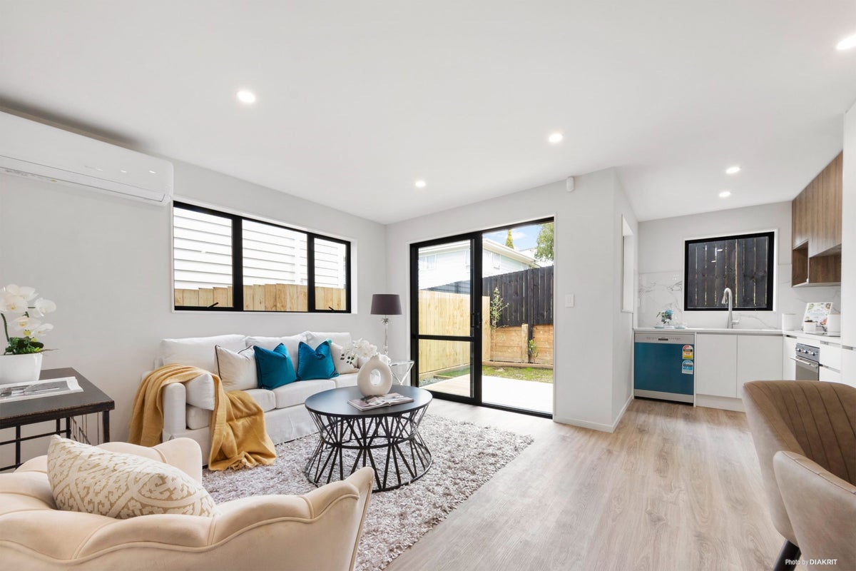 8E Butterworth Drive, Glendene, Auckland - Carousel 2