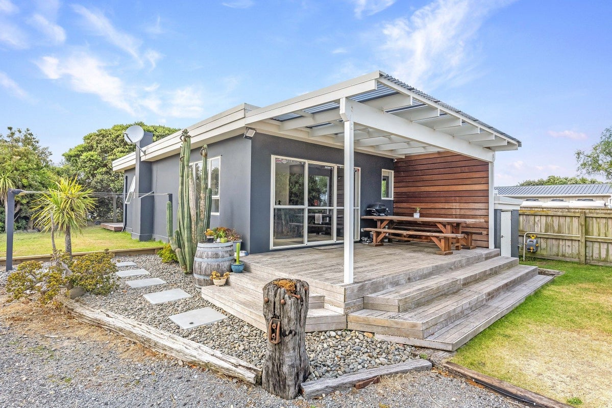 13 Gawler Street, Te Horo Beach, Otaki - Carousel 1