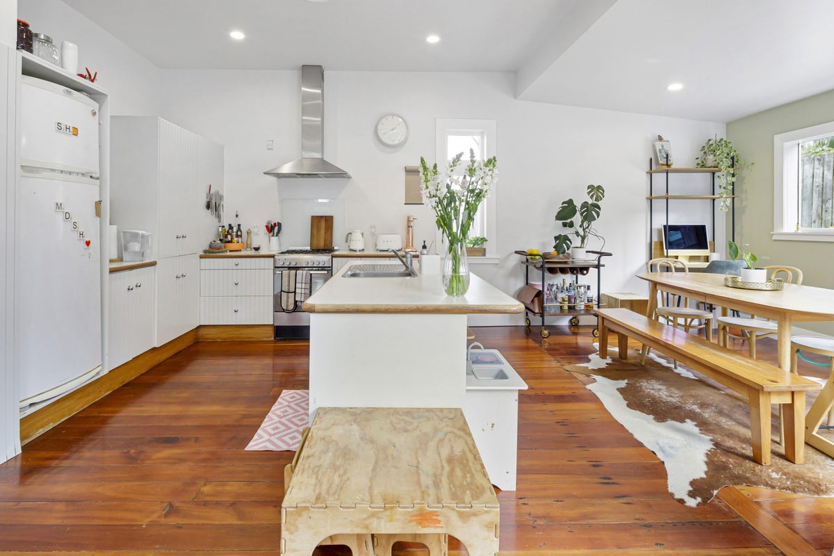 72 Eden Street, Island Bay, Wellington - Carousel 2