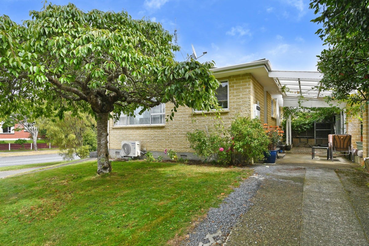 1 Monterey Place, Totara Park, Upper Hutt - Carousel 1