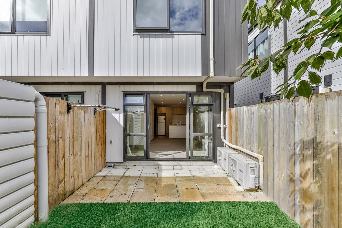 6/18 Graham Avenue, Te Atatu Peninsula, Auckland - Carousel 2
