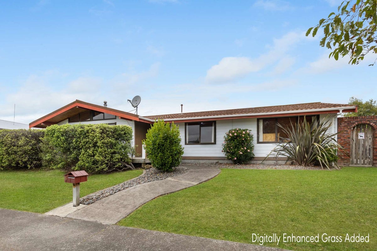 6 Suzanne Grove, Kelvin Grove, Palmerston North - Carousel 1